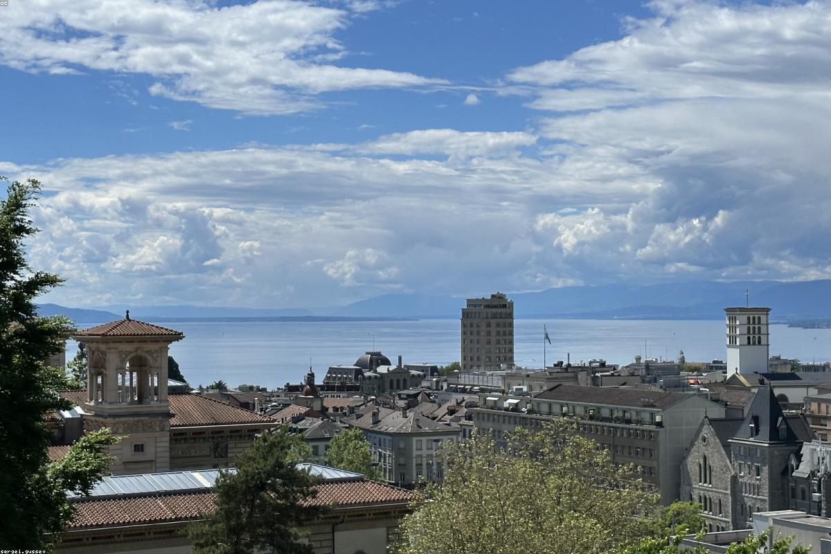 Salon lumineux d'une villa de la côte basque ouvert sur une terrasse